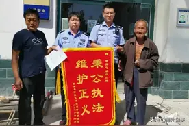 离谱！围观车祸现场，#德州#一“吃瓜群众”竟然这样做！图片