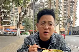 被官媒批评后，炫富的大logo，满满的求生欲，吃起了路边摊图片