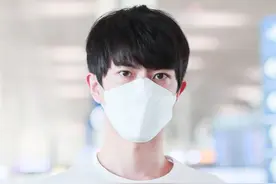 于朦胧把白T塞到西装裤秒变“长腿精”独自走机场狂刷手机显忙碌图片