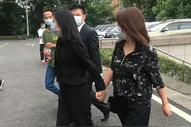 谭松韵现身母亲被撞案庭审，一袭黑衣紧握友人，曾因车祸案遭网暴图片