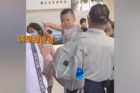 萌娃打预防针认错爸爸，不断“求抱抱”，得逞后爷爷奶奶哭笑不得图片