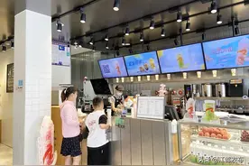 暑假，不少学生进店打工，江都融媒记者提供最新信息，并温馨提醒——人多岗位少 日薪100元 别忘签合同图片