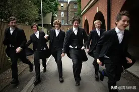 这所中学只招男生，校服是燕尾服：培养出鲍里斯在内20位英国首相图片