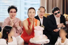 黎姿大办50岁庆生宴，遭三女儿甜蜜索吻，大15岁富豪老公罕见露面图片