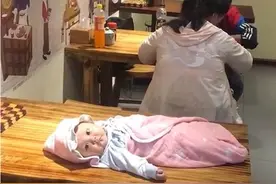 年轻爸妈餐馆吃饭，将宝宝放在在身后餐桌，网友：不配为人父母图片