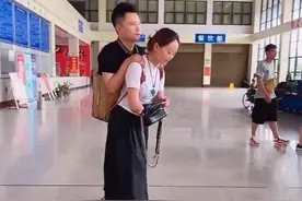 90后独臂女孩和无腿丈夫丨你是我的腿，我是你的右臂图片