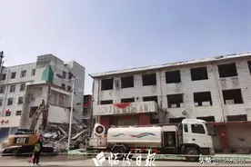 五一路这栋老楼今日拆除图片