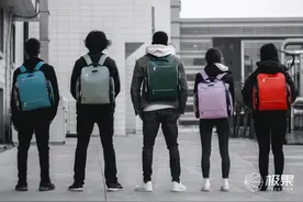 老外又搞没用的发明！做个背包能自动识别坏人，太奇葩图片