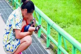 “新型把尿”蔓延，正在摧毁孩子排便系统，年轻父母却乐此不疲图片