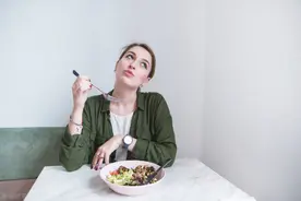减肥时，想暴饮暴食怎么办？几个方法能帮你控制食欲图片