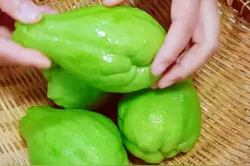 深秋后，佛手瓜10块钱4斤，怎么做才好吃？酒店大厨：红烧好吃图片