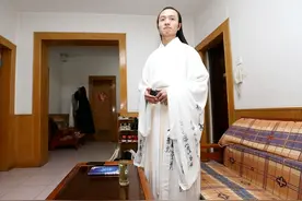 西安一90后男子10年来，长发及腰汉服加身，无视外界非议与嘲讽图片