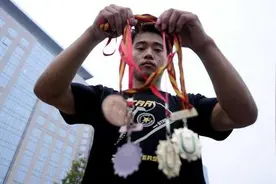 体操冠军张尚武提前出狱，曾把金牌以100元变卖，因盗窃二度入狱图片