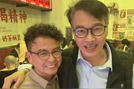 星爷的两位搭档，一人至死未诋毁过他，另一人隔三差五蹭他的热度图片