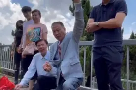 64岁万梓良与深圳富豪结拜，当众跪拜对方祖先，网友：入戏太深？图片