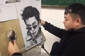 美术生“自画像”，本来是满分，可老师看到真人后果断改为0分图片