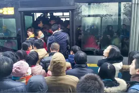 北京大妈在公交车上骂乘客“臭要饭的”警方通报：行政拘留图片