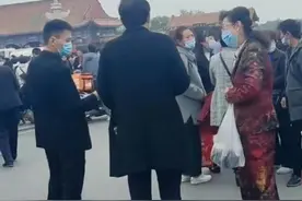 许妈最大遗憾没抚育郭威，没救活姚策，为真相许多人街头寻知情者图片