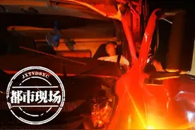 凌晨，206国道2辆大货车发生追尾，驾驶室严重变形司机被困图片