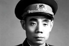 抗战胜利后，将军开车回乡，不料迎接他的，只是跛腿哥哥图片