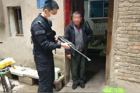 玉溪江川：82岁大爷上交珍藏20年的 “武器”图片
