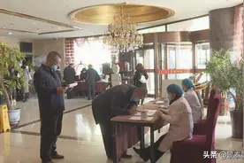 出席政协景泰县第十届委员会第一次会议的委员向大会报到图片