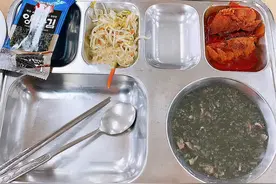 韩国留学生公开“高校食堂餐”，跟想象的有点不一样图片