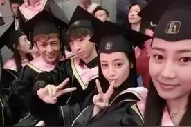 迪丽热巴大学3个同班同学，前2个红到发紫图片