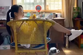 河南一妈妈回到姥姥家突变“少女”，坐藤椅的样子仿佛回到小时候图片
