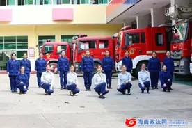 海口龙华消防女指战员： “火焰蓝”玫瑰向阳绽放图片