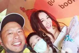 选择不生育领养弃婴，如今54岁的温碧霞依旧美丽，身边老公像她爸图片