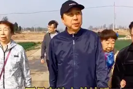 冯巩回河北老家祭祖，俩姐姐罕露面同行，网友：一看就是冯家人图片