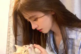 鞠婧祎晒出她家的新成员宠物猫咪，不停亲吻十分可爱图片