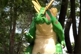 恐龙乐园排放着各种各样形态各异的恐龙，你都认识它们吗？图片