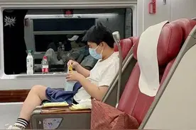 郭麒麟出行被偶遇，穿着简朴婉拒和路人合影，身患痛风疑仍喝饮料图片