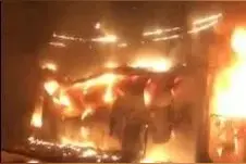 点赞丨爆炸前一刻，大一学生一拳打碎玻璃背老人冲出火海！图片