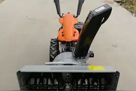 结构紧凑的小型扫雪机，为积雪清除作业助力图片