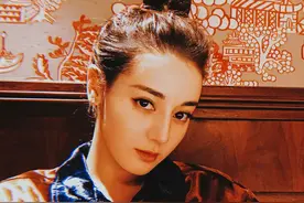 习惯了迪丽热巴华丽的礼服造型，没想到她的日常穿搭更美图片