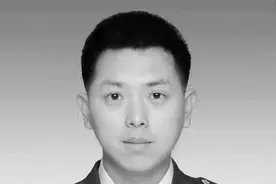 送别！救火英雄王建、杨鹏图片