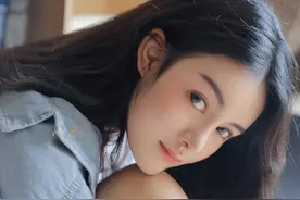 见说青年文赋好，青春一笑共云间图片