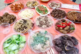 广西农村婚宴，走红朋友圈，塑料碗装20道菜，不用随礼还能打包图片