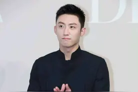 黄景瑜现身迪奥活动，-黑色帅气逼人，端庄的大帅哥一枚图片