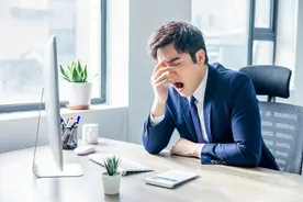 年纪轻轻就经常白天犯困，人也没精神？提醒：或与这些因素有关图片