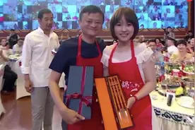 马云兑现“火锅之约”，却被张国立、韩红逼吃辣，辣出表情包了图片