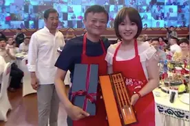 马云兑现“火锅之约”，却被张国立、韩红逼吃辣，辣出表情包了图片