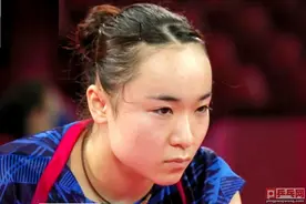 伊藤美诚获铜牌仍郁闷，挤出微笑做手势，半决赛被孙颖莎打丢了魂图片