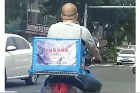 江苏镇江：自作聪明！一外卖小哥骑车送餐，竟给车牌戴口罩！图片