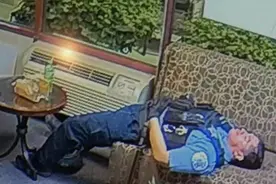 集体偷懒被曝光！美国暴乱中，13名警察躲在议员办公室睡觉图片