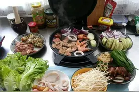 吃自助烤肉，服务员不停问你“换不换纸”，是暗示你，不懂会笑你图片