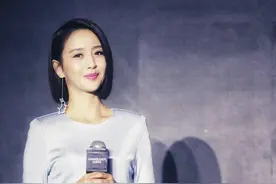 佟丽娅身穿蓝色斜边连衣裙，清新淡雅展曼妙身姿图片